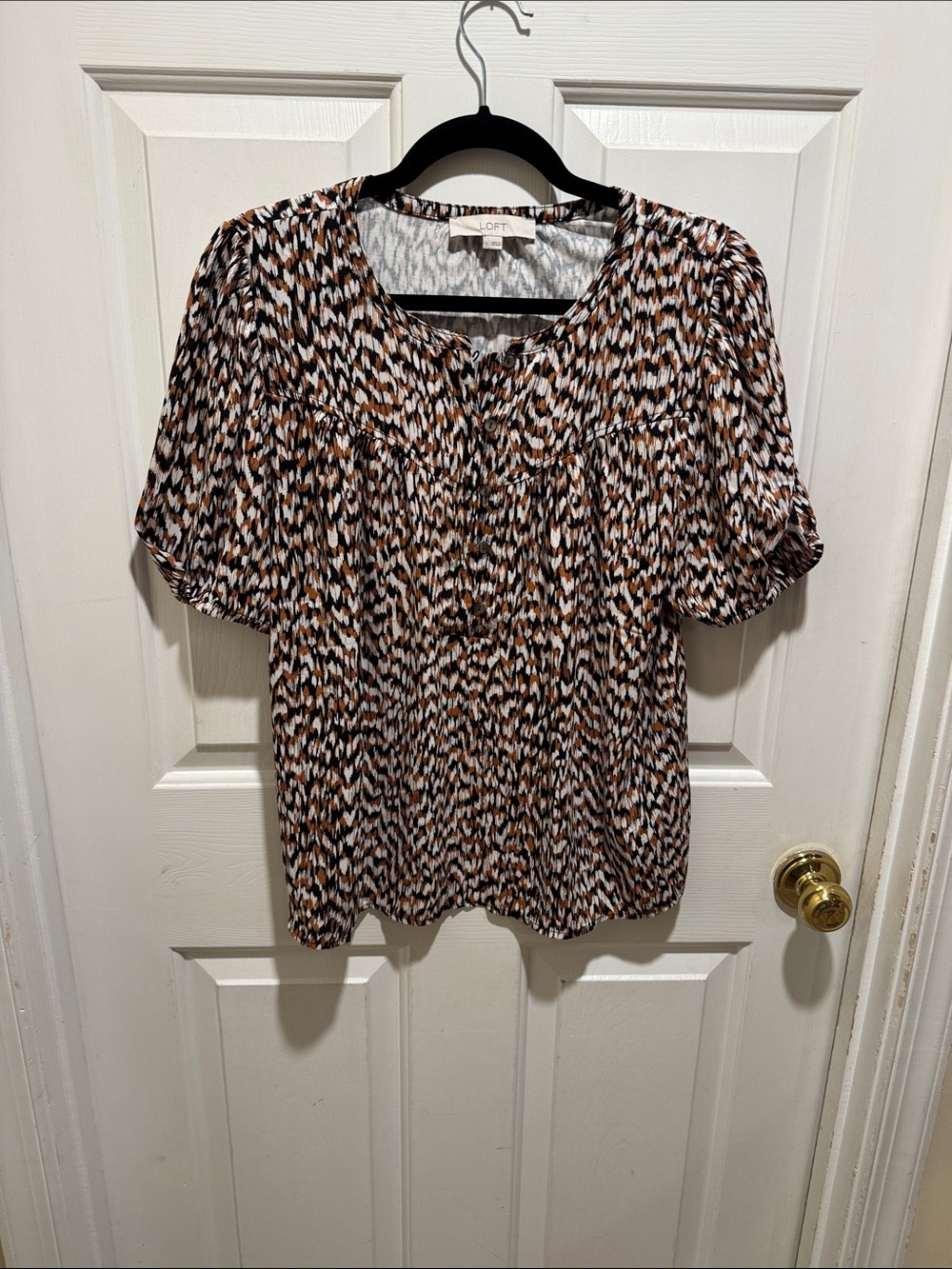LOFT Brown Black and White Abstract Print Short-Sleeve Blouse
